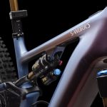 95224-00_LEVO-SW-CARBON-G4-GCLMET-REDPRL-BLKPRL_RDSQ-DARK (4)