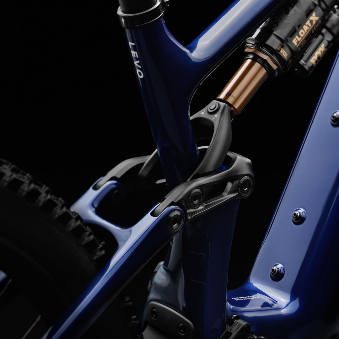 95224-10_LEVO-PRO-CARBON-G4-BLUONYX-DKNVY-BLUGSTPRL_HERO-PDP (6) 95224-10_LEVO-PRO-CARBON-G4-BLUONYX-DKNVY-BLUGSTPRL_HERO-PDP