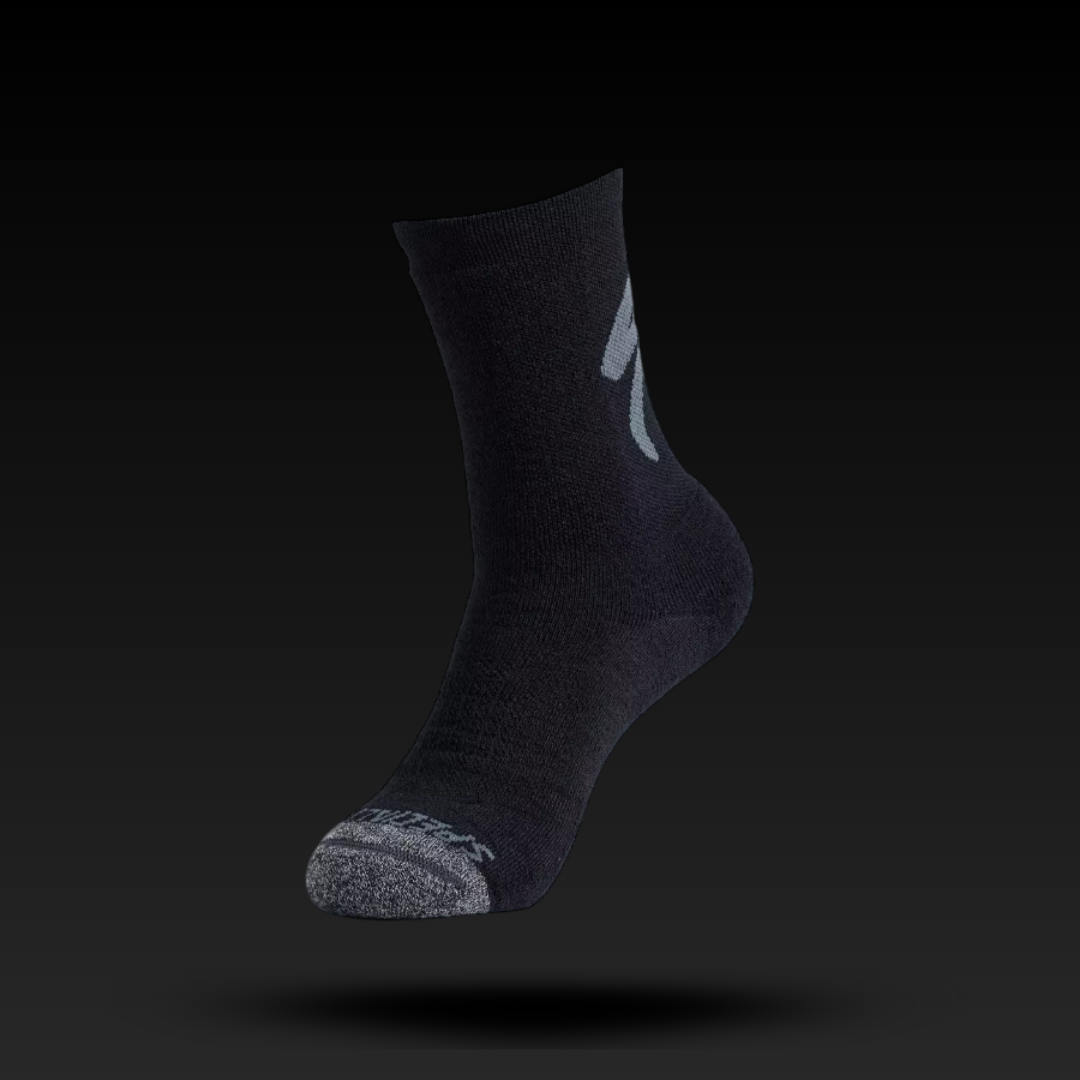 64722-130_APP_MERINO-DEEP-WINTER-TALL-LOGO-SOCK-BLK-M_FRONT-3-4